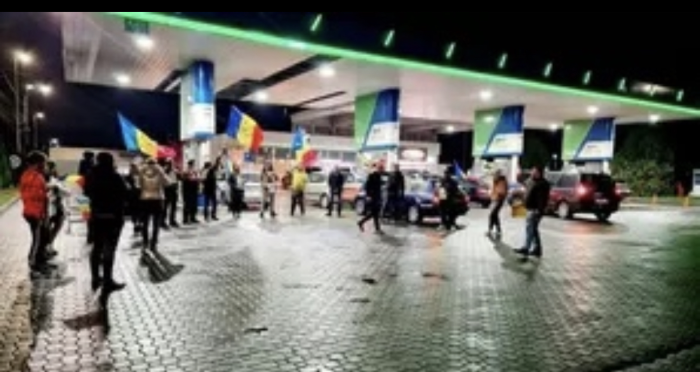 Напрежението ескалира в Румъния: Нападнаха австрийската ОМВ и теглят парите си от Райфайзен банк!